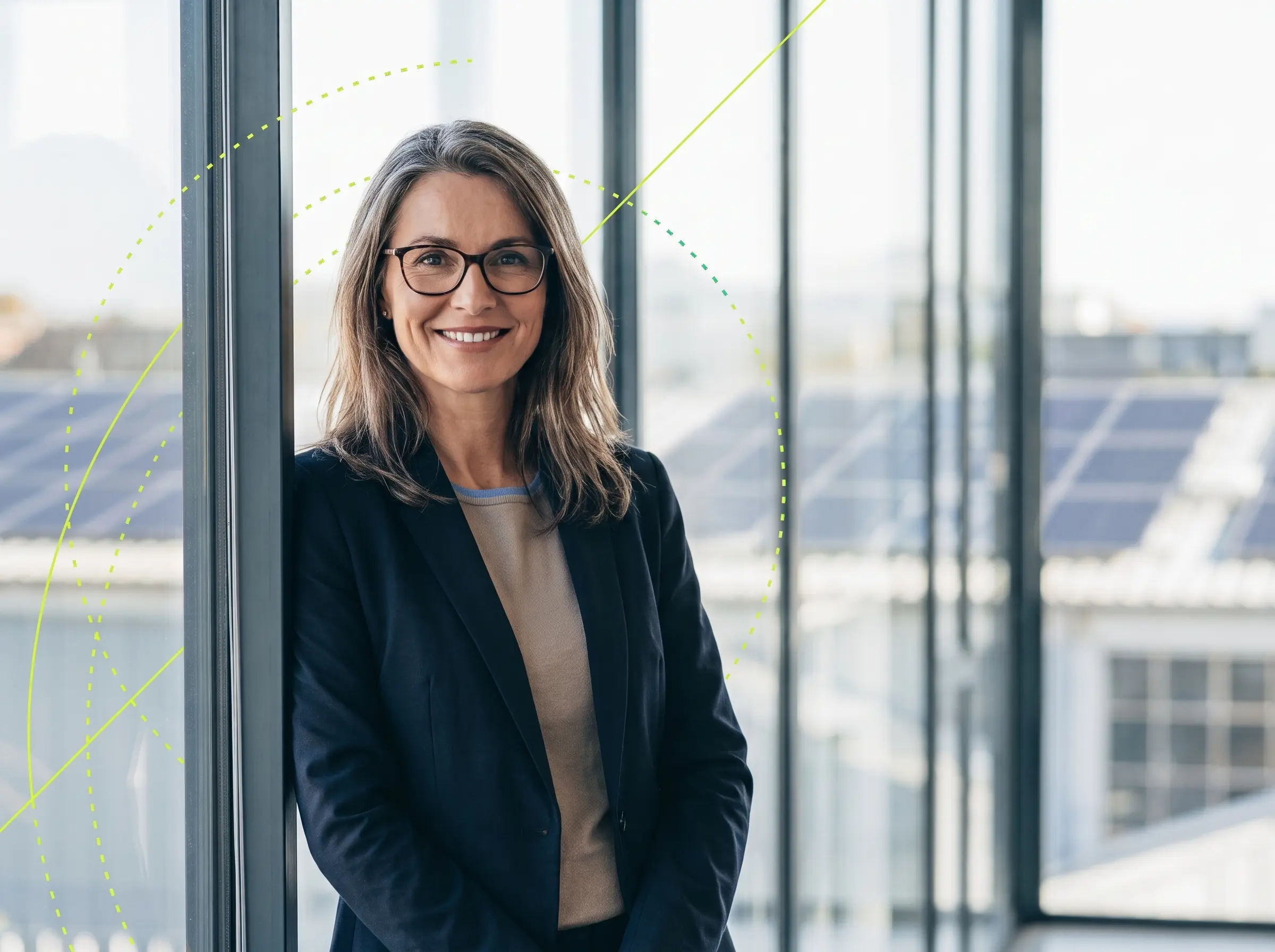 Illustration d’une professionnelle devant une baie vitrée donnant sur des toitures photovoltaïques